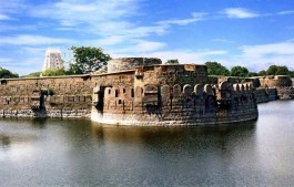 548011903Vellore_Fort_Main.jpg